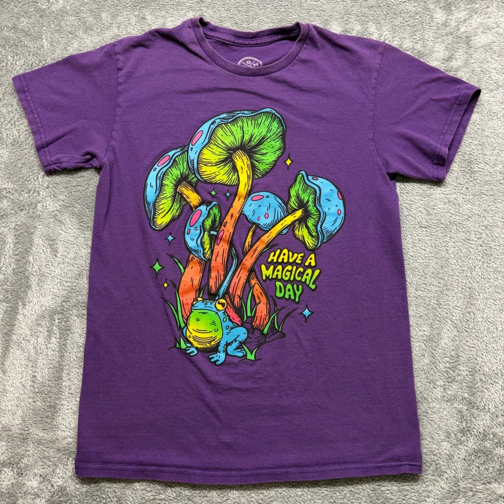 Design By Humans T-Shirt Mens Small Purple Good Mushroom Frog Magical Day